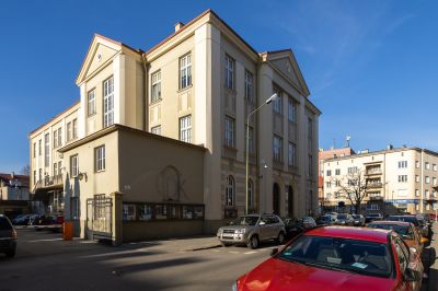 Żydowski Dom Ludowy z lat 1926-1929, obecny Wojew&oacute;dzki Dom Kultury przy ul. Okrzei 7. Widok wsp&oacute;łczesny na elewację południową od strony ul. Okrzei. Fot. Grzegorz Bukała